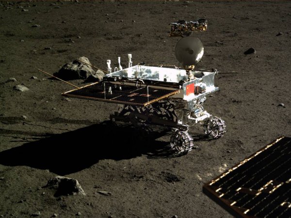 Китайский аппарат "Чанъэ-4" передал на Землю  панорамные фото обратной стороны Луны