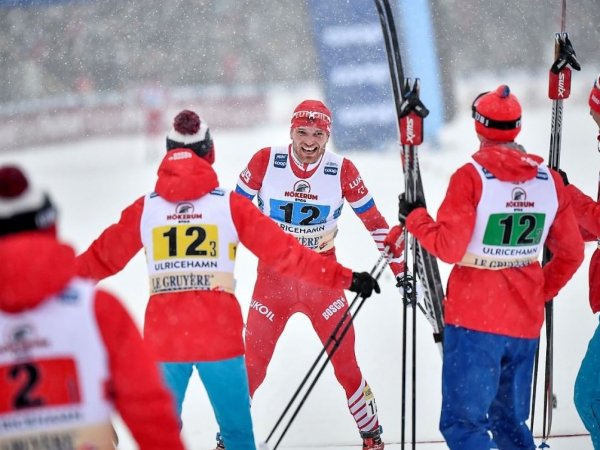 Российские лыжники триумфально победили в мужской эстафете на КМ