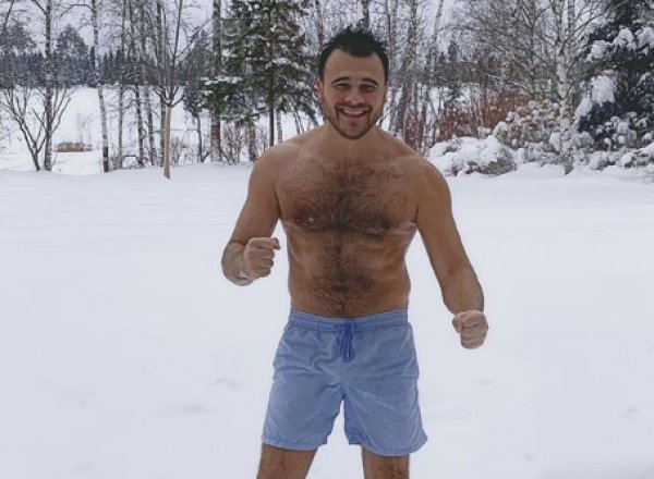Певец Эмин с друзьями чуть не погиб, провалившись под лед на снегоходе