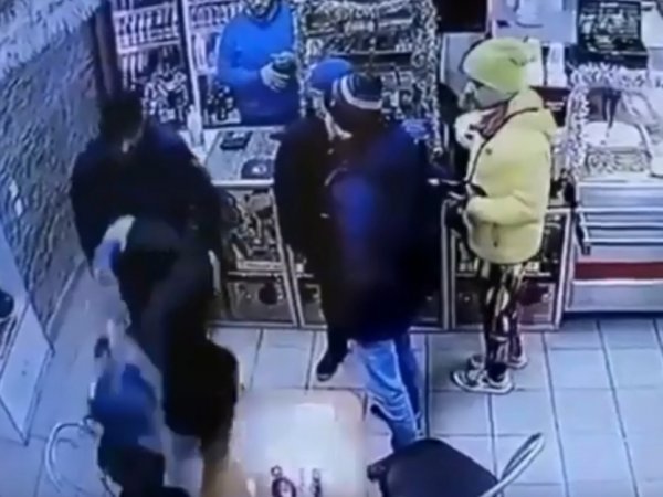 Ветеран Чеченской войны нокаутировал трех посетителей кафе за неосторожную шутку (ВИДЕО)