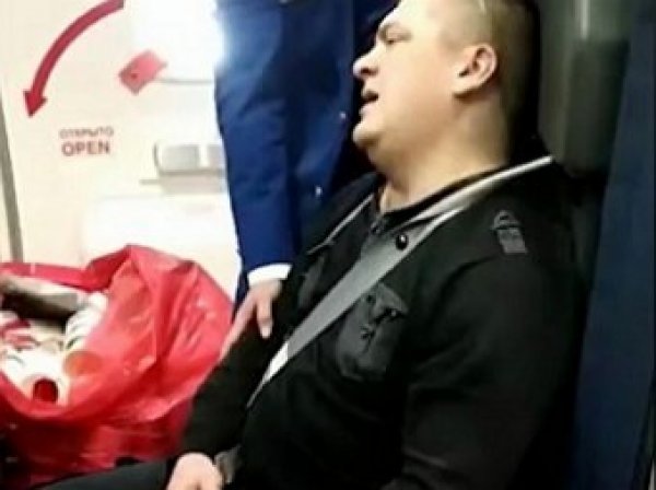 В Сети появилось видео пьяного дебоша на рейсе Петербург–Анталья
