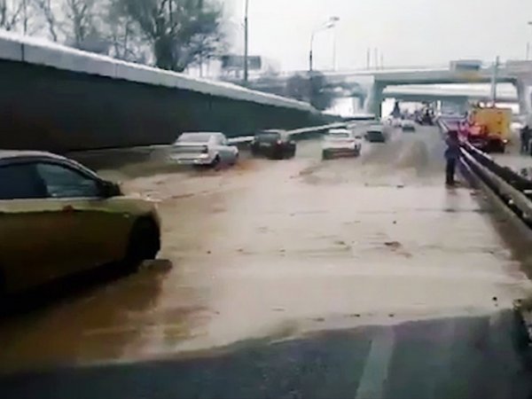 Грязевой водопад затопил Тушинский тоннель в Москве (ВИДЕО)