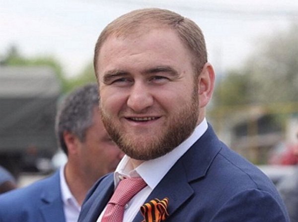 "С улыбкой на лице": Сенатор Арашуков арестован на два месяца (ВИДЕО)