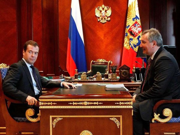 "Хватит болтать": Медведев публично унизил Рогозина перед камерами на совещании (ВИДЕО)