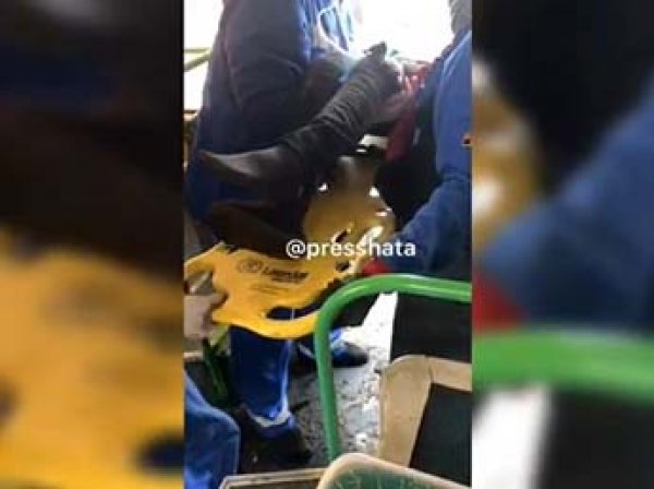 Пассажирке в московском автобусе перемололо ноги: в Сеть попало видео инцидента