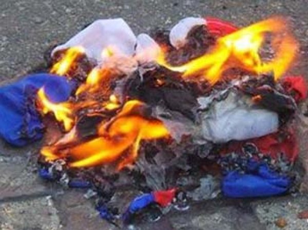 "Хорошо горит!": в Саранске две девушки сожгли российских флаг ради эффектного видео