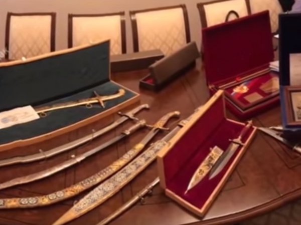Золото, сабли, валюта: опубликовано видео обыска у сенатора Арашукова