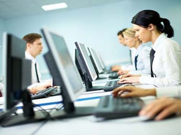 Работать за компьютером не вредно: Минтруд предложил отменить медосмотры офисным работникам