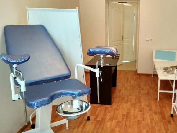 В Татарстане гинекологи осматривали пациенток в креслах, повернутых к окнам без занавесок
