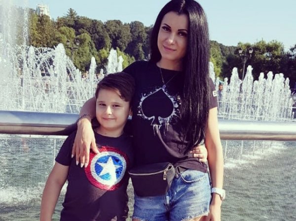 Экс-звезда "Дома-2" потребовала от солиста группы "Корни" признание ребенка и квартиру в Москве