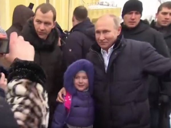 "Пиарщики тырят сюжеты": Путин повторил поступок Роналду, успокоив расплакавшуюся девочку (ВИДЕО)