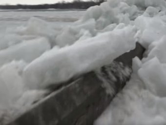 В Канаде сняли на видео ледяное цунами
