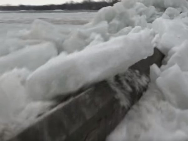 В Канаде сняли на видео "ледяное цунами"