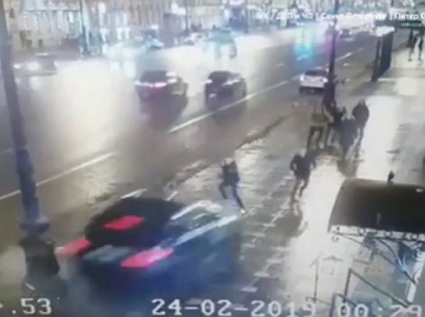В Питере на Невском BMW влетел в толпу пешеходов: момент смертельного ДТП попал на видео