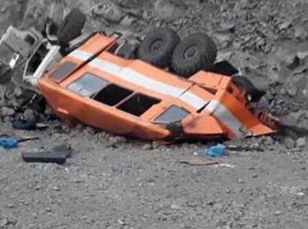 На Кузбассе автобус с шахтерами упал с обрыва: погибли 6 человек, в Сети появилось видео