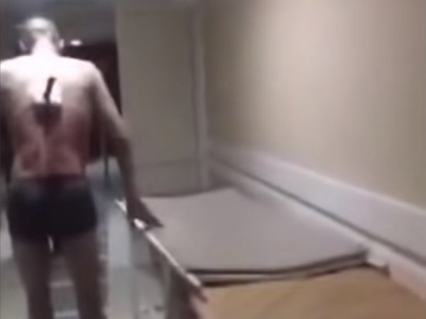 В больнице Татарстана сняли на видео, как пациент в трусах и с ножом в спине вышел покурить