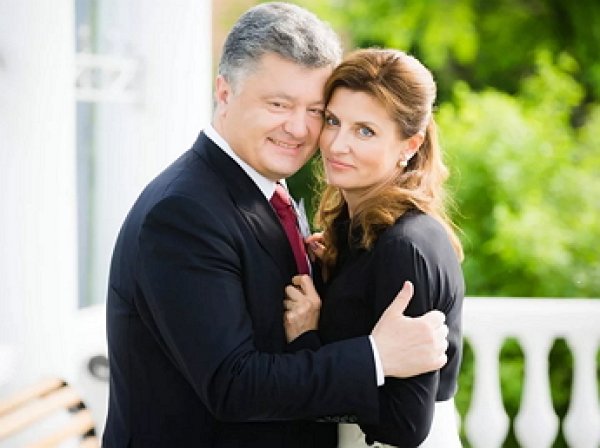 «Палач украинского народа»: прилюдно ласкавший жену Порошенко взбесил Сеть