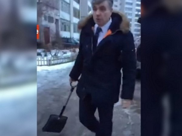 «Ты коза!»: Российский депутат угрожал лопатой женщине
