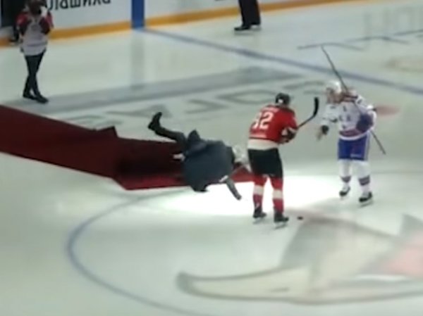 Эпичное падение Моуринью на льду во время хоккейного матча сняли на видео