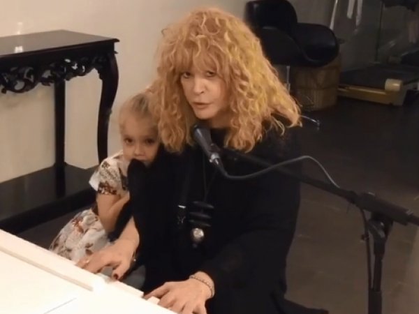 "До слез!": видео импровизации Пугачевой за роялем с дочкой растрогало соцсети