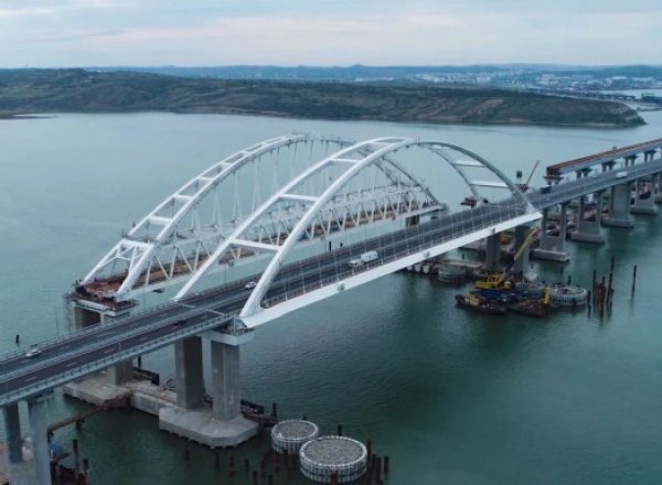 СМИ: Крымский мост "убивает" судоходство в Керчи