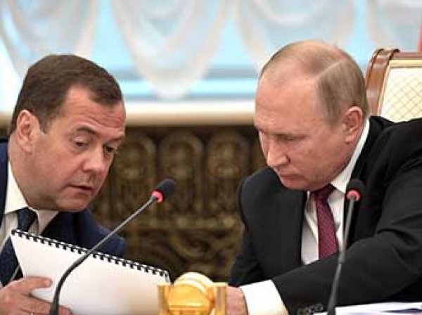 "Трансперенси Интернешнл": Путин и Медведев отдали без конкурса контракты на 400 млрд