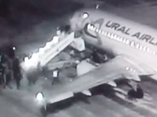 Падение людей с трапа самолета в аэропорту Барнаула попало на видео: 6 пострадавших