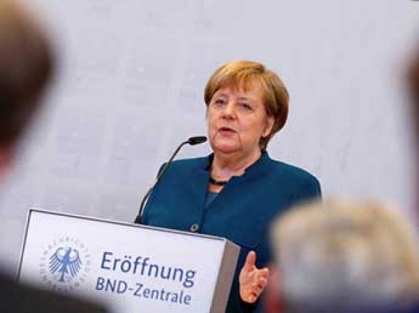 Меркель назвала фейковые новости главной угрозой национальной безопасности
