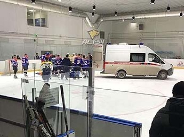 Хоккеист умер прямо во время матча в Новосибирске: инцидент попал на видео