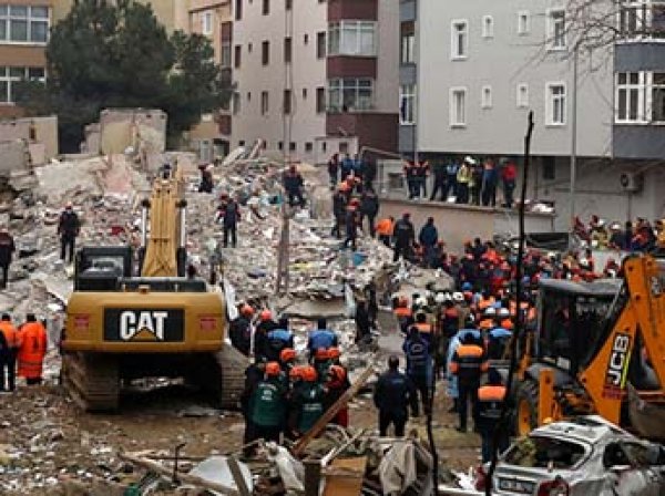 В столице Турции рухнул многоэтажный дом: есть жертвы, в Сети появилось видео с места инцидента