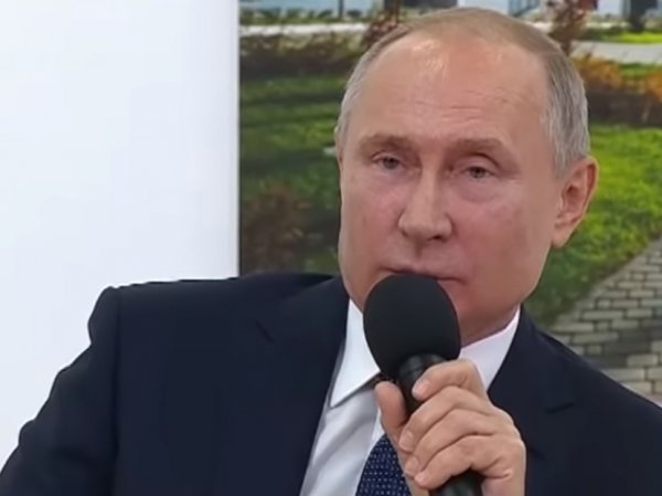 "Не слушает нас": Путин дважды сделал замечание главе Татарстана, взбудоражив соцсети (ВИДЕО)