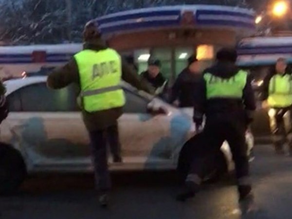 Под Владимиром лихач протаранил "живой щит" из машин частников, выставленный полицией (ВИДЕО)