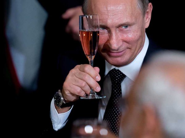 "Боится?": на встрече с молодыми учеными Путину вынесли отдельный бокал на отдельном подносе (ВИДЕО)