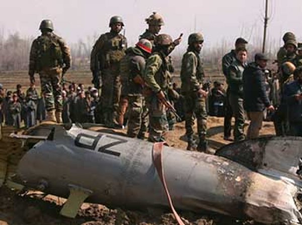 ВВС Индии сбили два самолета Пакистана: в Сети появилось видео допроса пилота