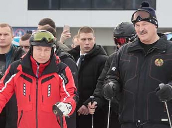 Пауза на спорт: в Сети появилось видео, как Путин и Лукашенко вместе скатились на лыжах