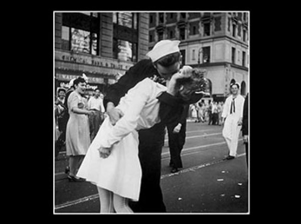 Не дожил пять лет до столетия: в США умер моряк с фото «Поцелуй на Таймс-сквер»