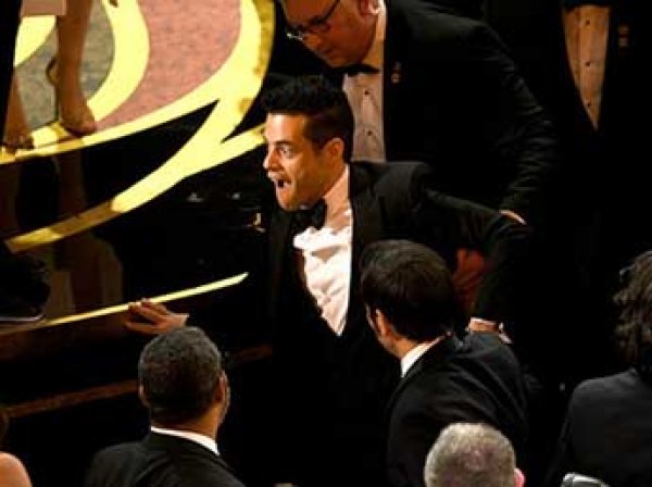 Триумфатор "Оскара" упал со сцены со статуэткой в руках