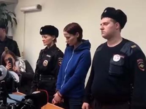 Суд арестовал мать, бросившую сына как собаку в московском парке