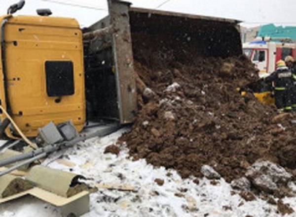 Пассажира и водителя такси завалило насмерть песком из перевернувшегося КАМАЗа (ФОТО)