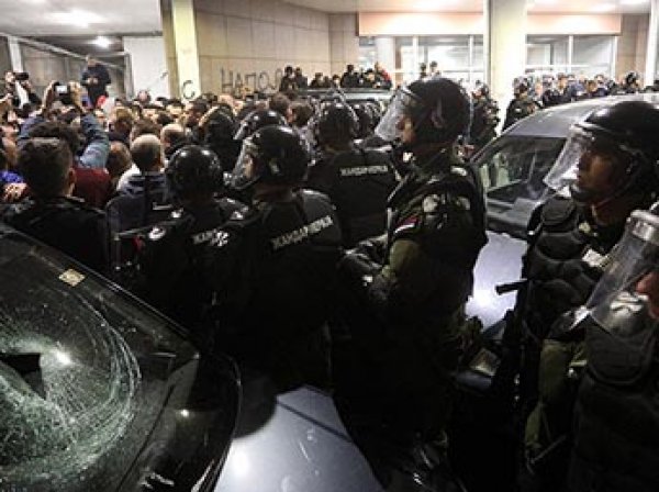 В Сербии демонстранты ворвались в здание гостелевидения и блокировали его работу