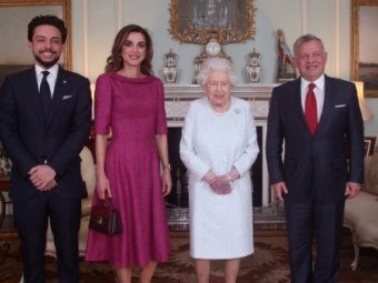 Фиолетовые руки королевы Елизаветы II шокировали британские СМИ (ВИДЕО)
