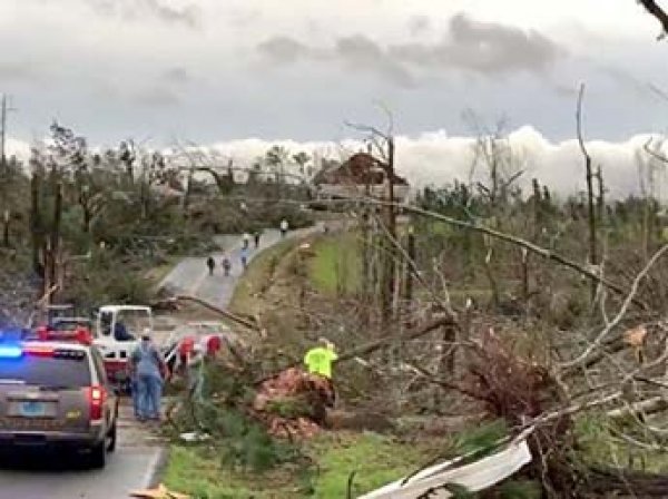 В США от торнадо пострадали свыше 40 человек и 23 погибли: в Сети появилось видео разгула стихии