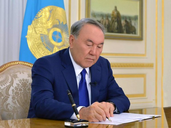 Занимавший 28 лет пост президента Казахстана Нурсултан Назарбаев объявил об отставке