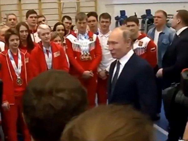 "Подвинься — такой здоровый": Путин подшутил над охранником, загородившим камеру