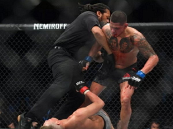 Экс-чемпион UFC Петтис нокаутировал соперника «ударом Супермена» (ВИДЕО)