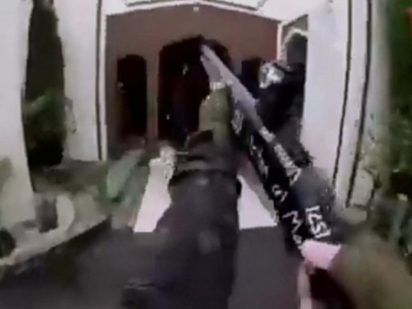 Шокирующее видео расстрела прихожан мечети в Новой Зеландии от первого лица появилось в Сети