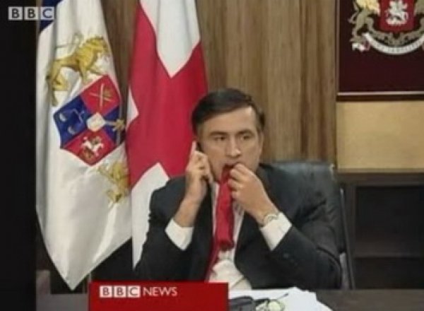 «Я к ним неравнодушен»: Саакашвили объяснил, почему жевал галстук в прямом эфире в 2008 году