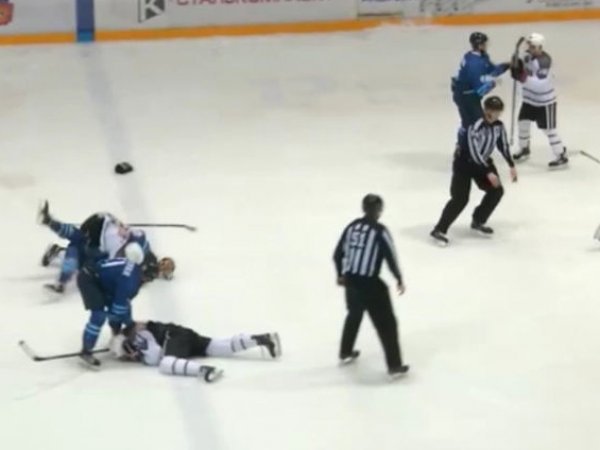 "Мужики!": хоккеисты ВХЛ устроили безумную массовую драку на льду (ВИДЕО)