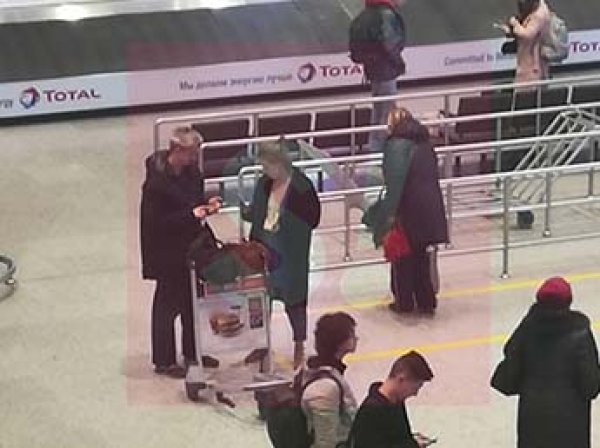 Журналисты засняли на видео Собчак с любовником в аэропорту Праги