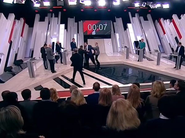 "Прекратили дебаты в курятник": соцсети раскритиковали шоу Соловьева за драку экспертов (ВИДЕО)
